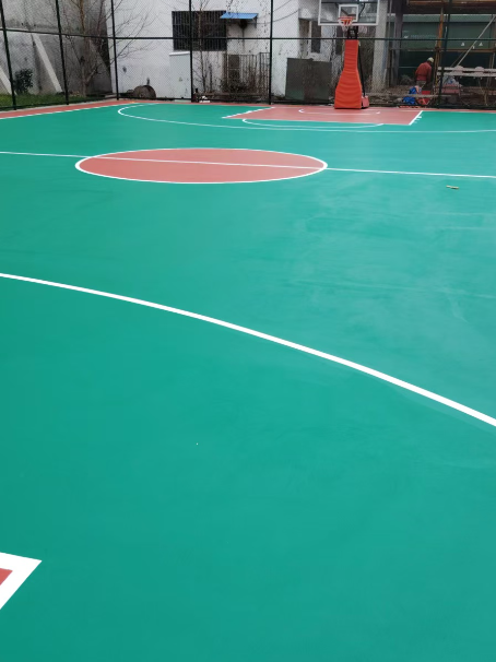 望奎 球场长期使用易出现地面开裂